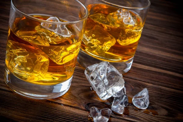 Två glas med is och whiskey — Stockfoto