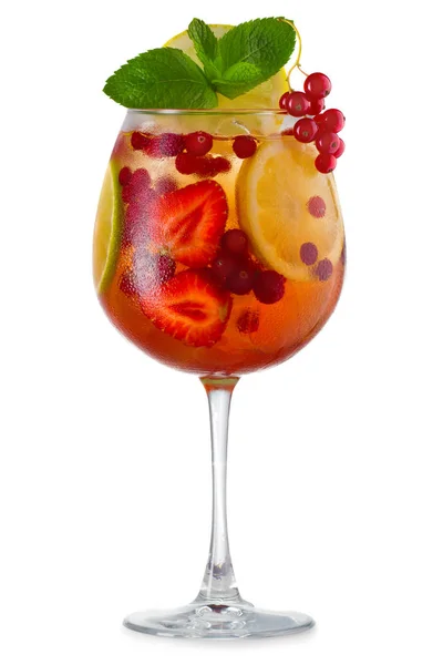 Verre de sangria aux fruits et baies isolés sur blanc — Photo