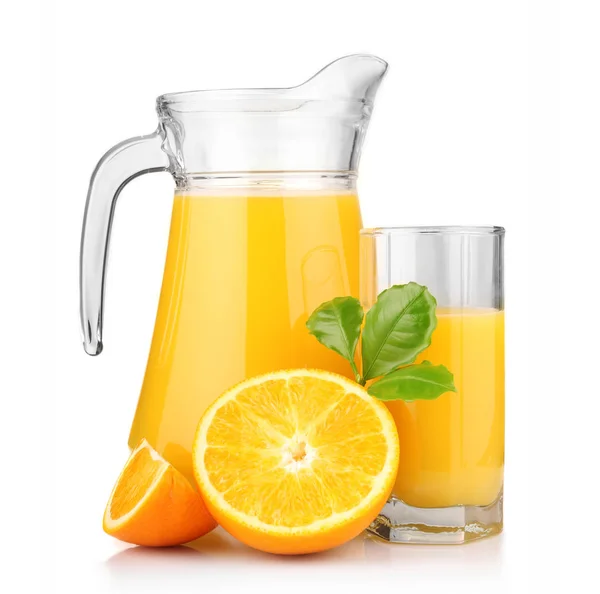 Jarra y vaso con zumo de naranja fresco y frutas aisladas — Foto de Stock