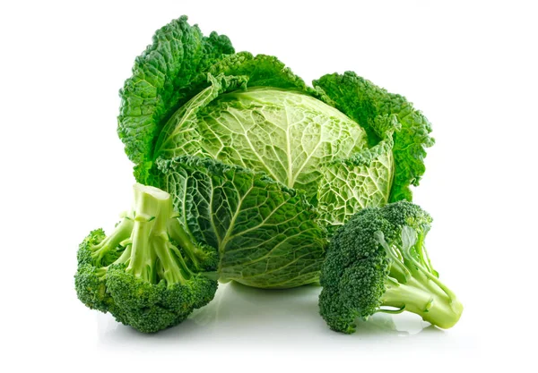Zelená zelenina zelí savoy a brokolice, samostatný — Stock fotografie