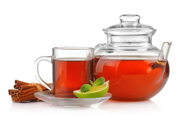 Šálek čaje, konvice na čaj s čerstvou mátou, vápno a skořicí izolovaných na w — Stock fotografie