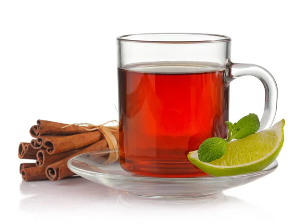 Xícara de chá com hortelã fresca, limão e canela isolada em branco — Fotografia de Stock