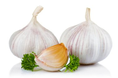 sarmısak ve maydanoz yaprakları üzerinde beyaz izole