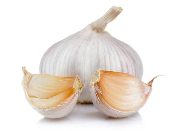 Ripe garlic vegatable with cloves isolated on white — Stock Photo, Image