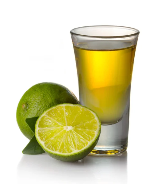 Tequila złota strzał z limonki na białym tle — Zdjęcie stockowe