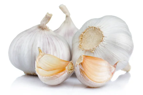 成熟的大蒜蔬菜用丁香上白色孤立 — 图库照片