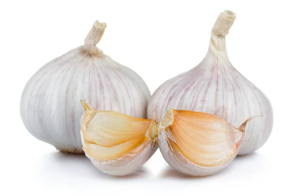 Reifer Knoblauch vegatable mit Nelken isoliert auf weiß — Stockfoto