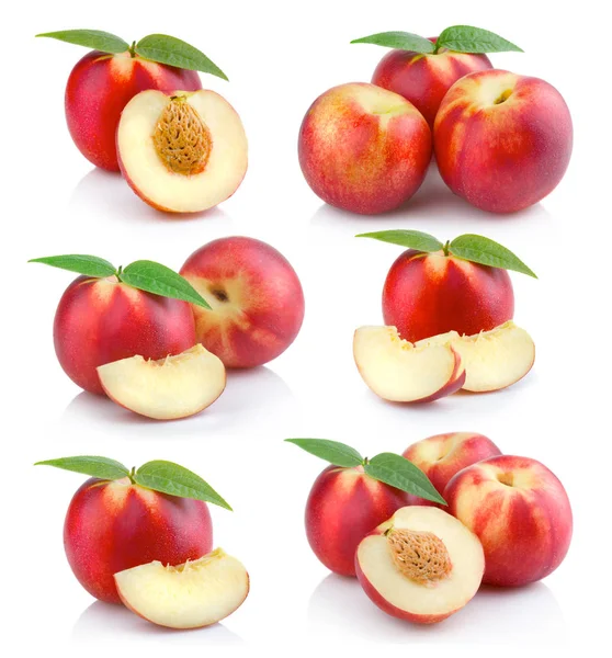 Set van rijpe perzik (nectarine) vruchten met plakjes geïsoleerd op whi — Stockfoto