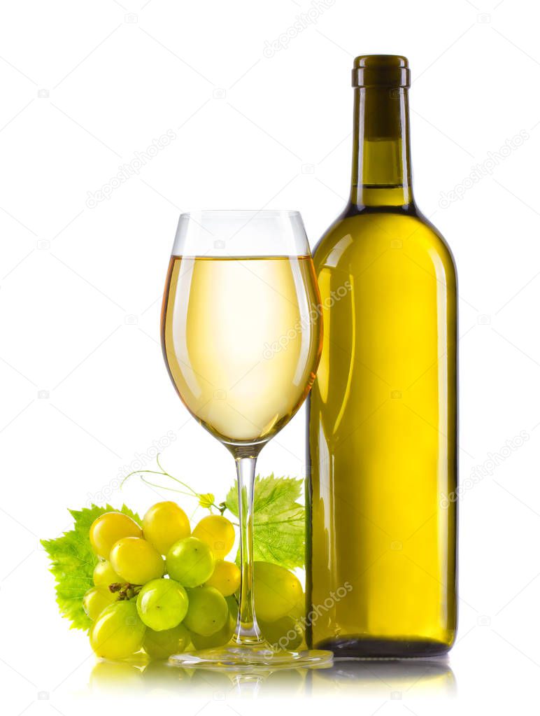 Copa de vino blanco con botella y uvas maduras aisladas ...