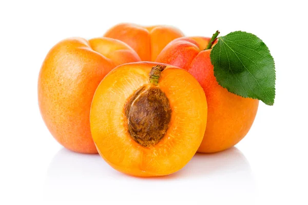 Reife Aprikosenfrüchte mit grünem Blatt und Scheibe isoliert auf — Stockfoto