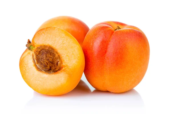 Frutas maduras de albaricoque con rebanada aislada en blanco —  Fotos de Stock