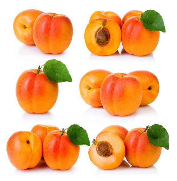 Set buah aprikot matang dengan daun hijau dan irisan terisolasi — Stok Foto