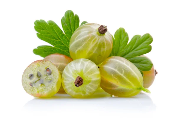 Ripe green gooseberries with leaves isolated on white — Stock Photo, Image