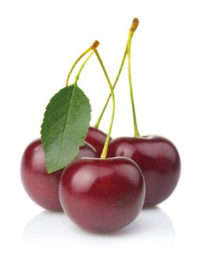 Olgun Kiraz meyve üzerinde beyaz izole yeşil yaprakları ile 