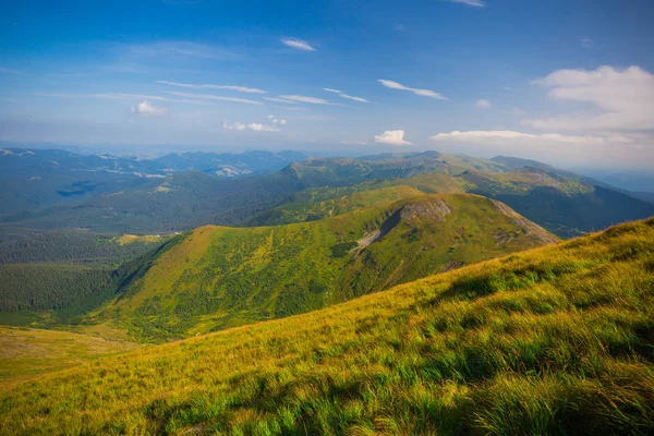 Montañas paisaje. Montaña Goverla, el pico más alto de Ucrania —  Fotos de Stock