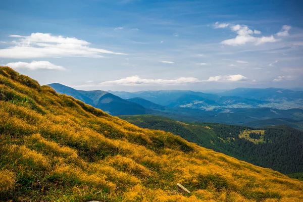 Bergen landschap. Berg Goverla, de hoogste piek van Oekraïne — Stockfoto