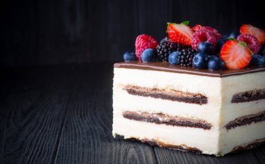 Lezzetli kek meyve ve çilek ahşap tablo