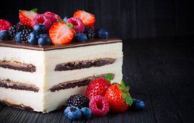 Noel köknar ağacı siyah ahşap zemin üzerine