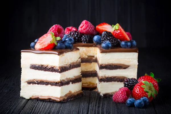 Delicioso pastel con frutas y bayas en la mesa de madera —  Fotos de Stock