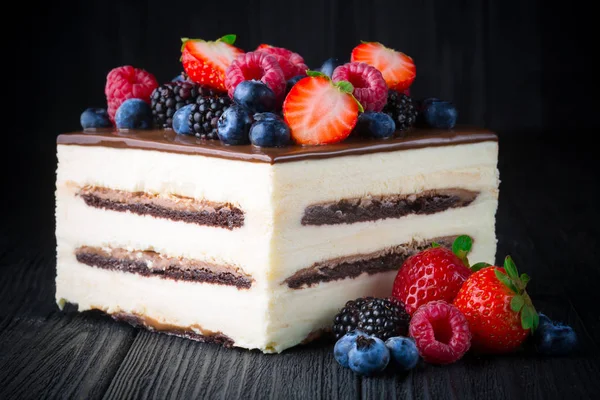 Lezzetli kek meyve ve çilek ahşap tablo