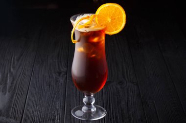 Long Island Buzdan Çay Kokteyli siyah arka planda