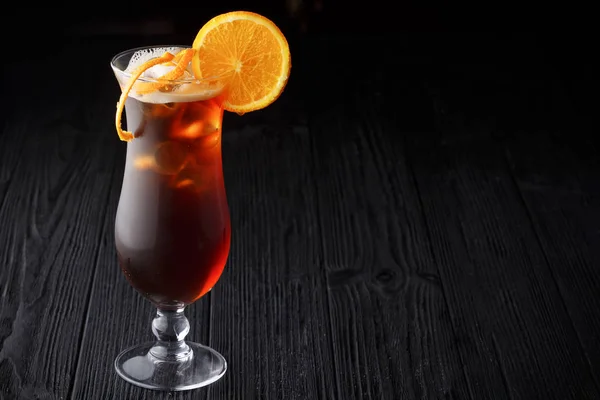 Long Island Ice Tea Cocktail auf schwarzem Hintergrund — Stockfoto