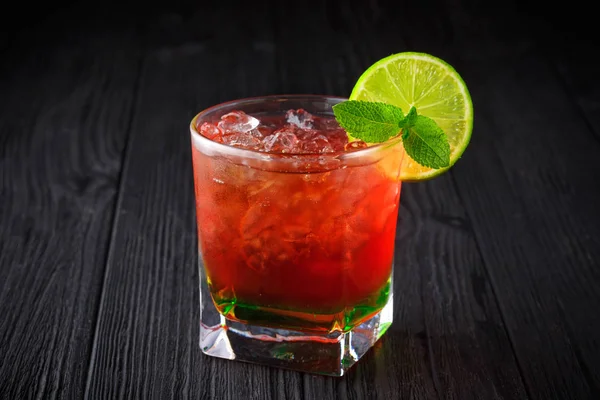 Kırmızı alkol nane ve siyah arka plan üzerine kireç kokteyl — Stok fotoğraf