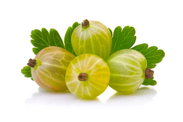 Grosellas verdes maduras con hojas aisladas en blanco — Foto de Stock