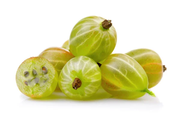 Grosellas verdes maduras con hojas aisladas en blanco — Foto de Stock