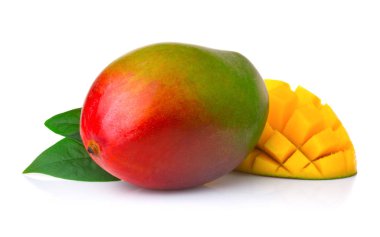 Olgun mango meyve üzerinde beyaz izole dilimleri ile