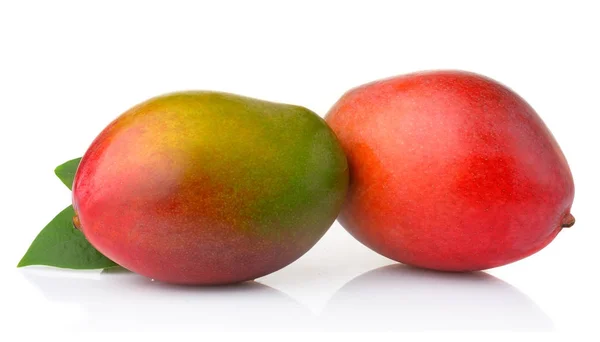Frutti di mango maturi con foglie isolate su bianco — Foto Stock