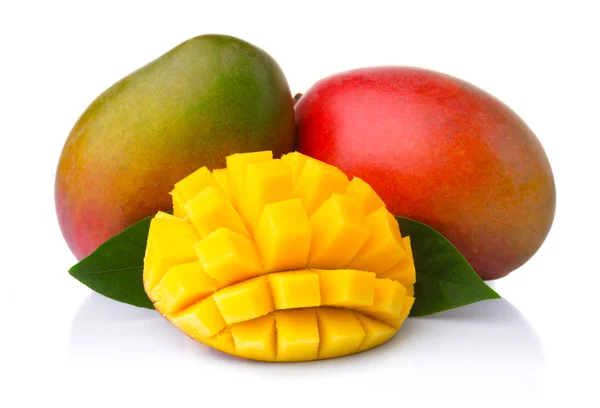 Frutas maduras de mango con rodajas aisladas en blanco — Foto de Stock