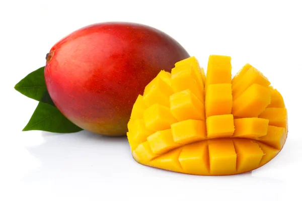 Rijpe mango vruchten met plakjes geïsoleerd op wit — Stockfoto