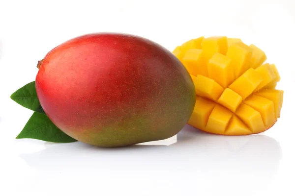 Rijpe mango vruchten met plakjes geïsoleerd op wit — Stockfoto