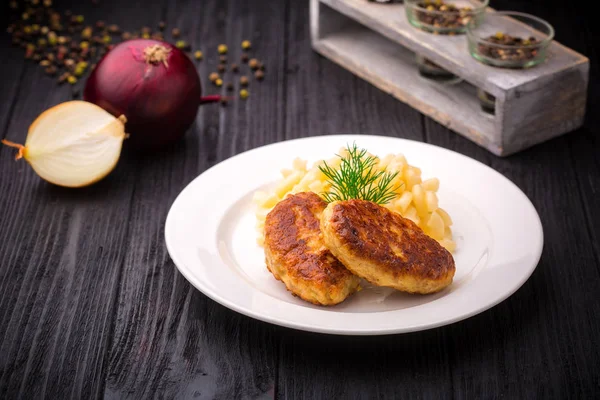 Deliciosas almôndegas costeletas com guarnição em fundo preto — Fotografia de Stock