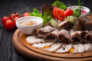 Et iştah açıcı meze ahşap arka plan üzerinde