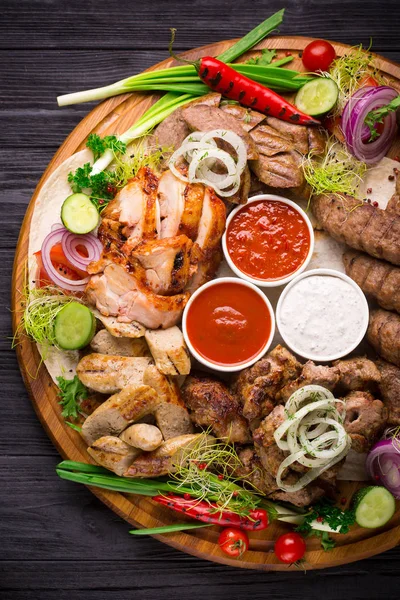 Różne, grillowane mięso i warzywa w rustykalnym stylu tabeli — Zdjęcie stockowe