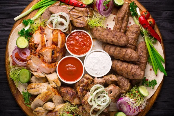 Surtido de carne y verduras a la parrilla en mesa rústica —  Fotos de Stock