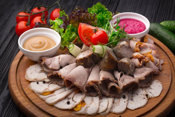 Kött förrätt antipasto på trä bakgrund — Stockfoto