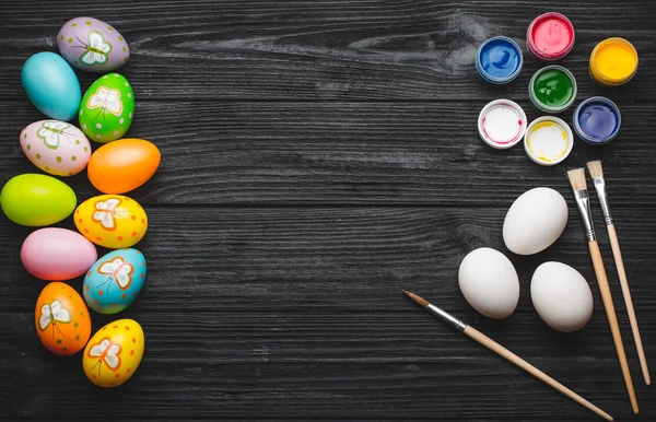 Pintura de huevos para vacaciones de Pascua en mesa de madera — Foto de Stock