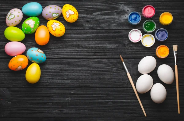 Eier für Osterferien auf Holztisch bemalen — Stockfoto