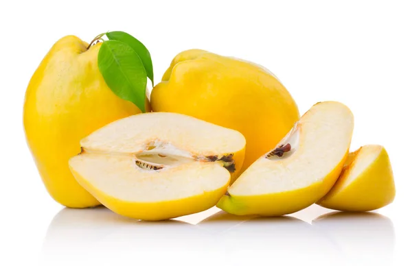 Rijpe kweepeer fruit met blad en snijd geïsoleerd — Stockfoto