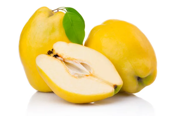 Frutas maduras de membrillo con hoja y rebanada aisladas —  Fotos de Stock