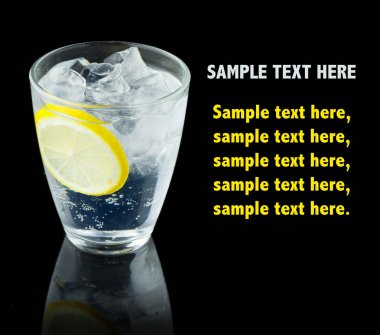 Şeffaf alkol siyah izole limon dilimi ile kokteyl