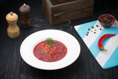 Borsch - siyah ahşap zemin üzerine kırmızı pancar çorbası