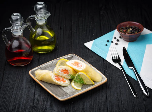 Deliciosos panqueques con salmón salado sobre fondo rústico — Foto de Stock
