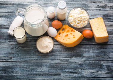 Süt ve süt ürünleri bakkal çeşitler rustik ahşap tablo