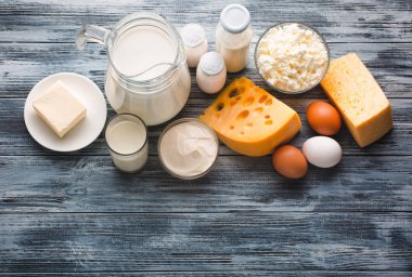 Süt ve süt ürünleri bakkal çeşitler rustik ahşap tablo