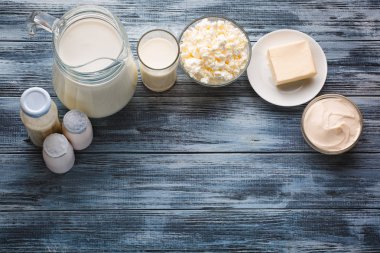 Süt ve süt ürünleri bakkal çeşitler rustik ahşap tablo