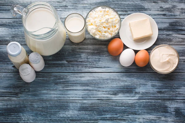 Milchprodukte Lebensmittelsortiment auf rustikalem Holztisch — Stockfoto